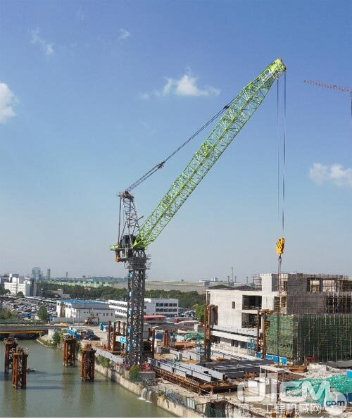 △全球最大吨位动臂塔机中联重科LH3350-120参建上港滨江城总体开发建设项目