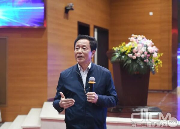 中国水力发电工程学会副秘书长陈东平主持会议