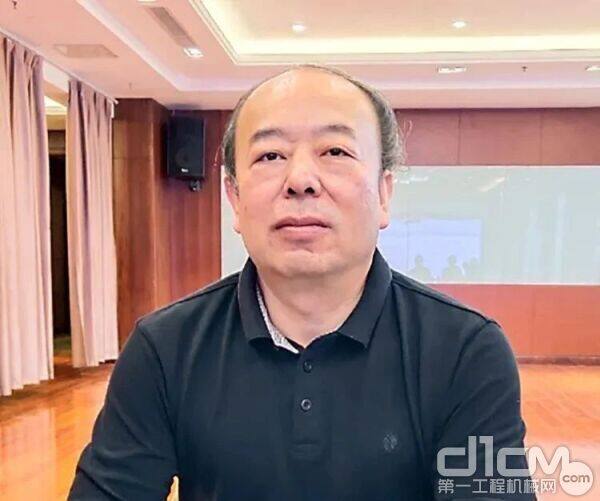 协会装修与高空作业机械分会会长王东红讲话