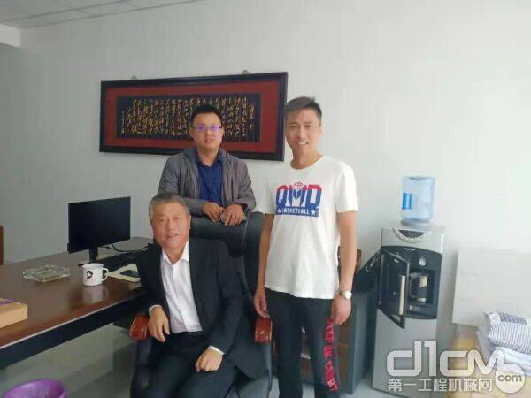 图：唐山源坤工程设备租赁有限公司王总(左一)