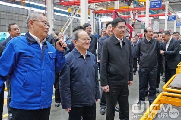 广西党政代表团重点参观了山河智能挖掘机装配车间