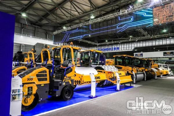 徐工5系列成套道路機械在上海寶馬展