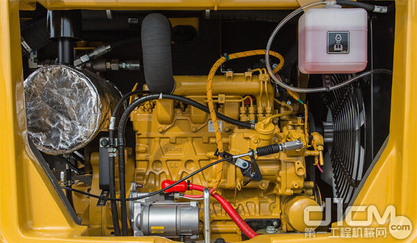 CAT 305.5E2发动机进气管路布置合理 