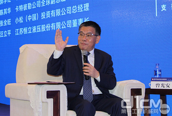 协会副会长、广西柳工集团董事长曾光安主持第十八届中国工程机械发展高层论坛高层对话(一)