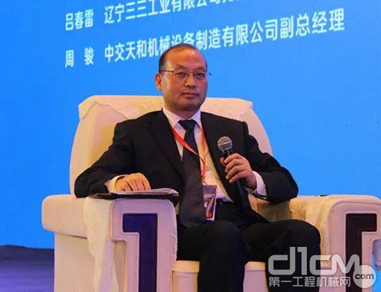 协会吴培国秘书长主持第十八届中国工程机械发展高层论坛高层对话(二)