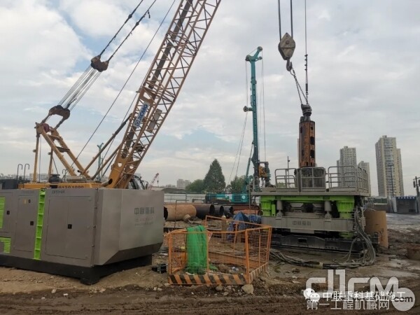 中联重科首台全套管全回转钻机ZRT210H施工现场