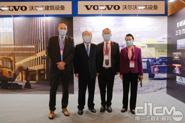 商务部副部长王炳南莅临沃尔沃建筑设备展台