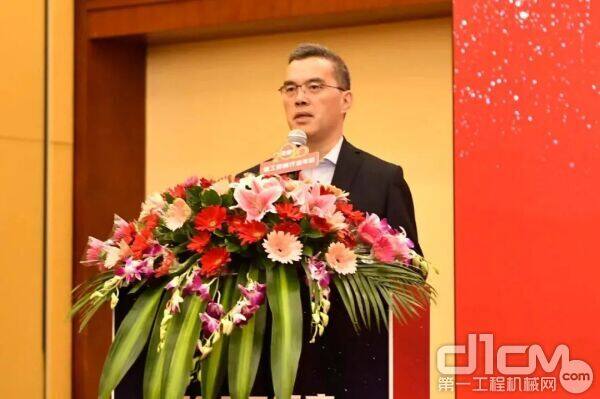  中国工程机械工业协会桩工机械分会秘书长黄志明发表就职讲演 