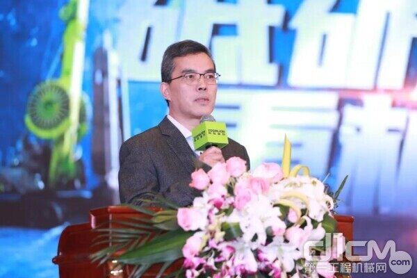  ▲中国工程机械工业协会桩工机械分会秘书长黄志明讲话 