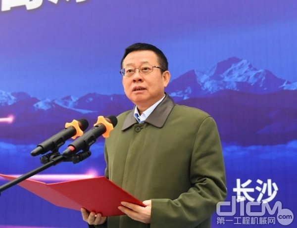铁建重工党委书记、董事长刘飞香致辞并宣布装备正式出发