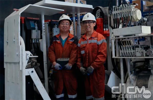 山特维克包头工厂服务工程师—郑宏星和贺超(左)