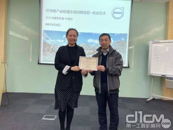 DPM项目发起人陆三江陆总为学员们颁发结业证书