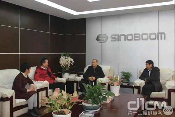 吴培国秘书长、王金星副秘书长与刘国良董事长、许红霞总经理进行座谈交流