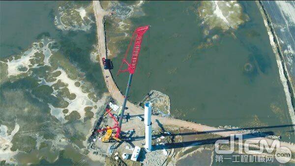 三一SAC16000S全地面起重机吊装2MW风机现场拍图