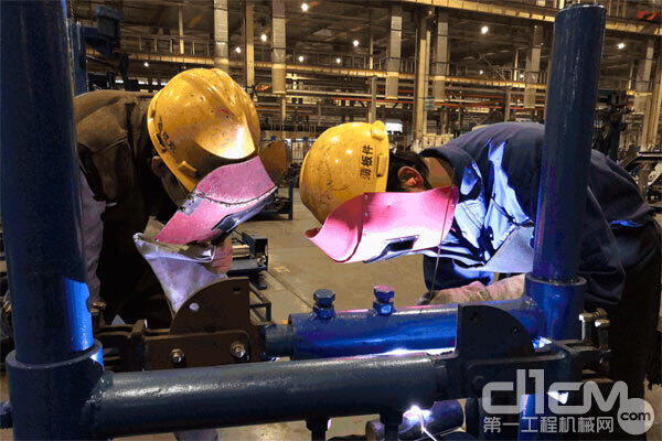 徐工铲运机械事业部薄板件分厂青工焊接技师训练营开营