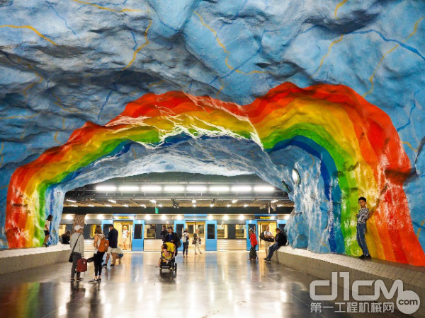 素有“全球最长艺术长廊”之称的斯德哥尔摩地铁站位于北欧瑞典首都