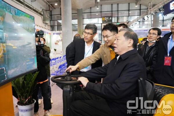 自治区人大常委会副主任、党组副书记张秀隆体验柳工设备模拟机