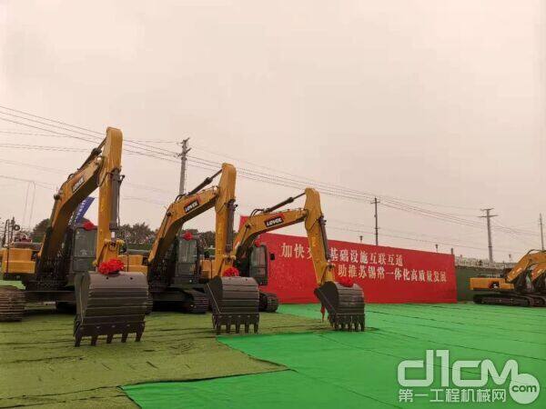 雷沃挖掘机参与当地基础设施建设开工现场 