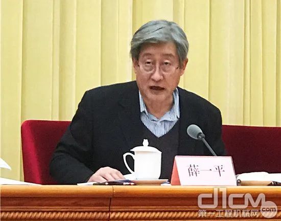 中国机械联执行副会长、党委副书记薛一平宣读表彰决定