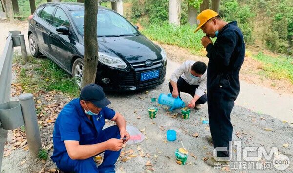 疫情期间，只能在村里躲起来吃泡面 