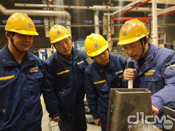 刘亮给学员讲解图纸,传授焊接知识
