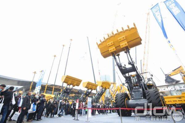 ▲中国最大35吨级装载机XC9350在上海宝马展全球发布