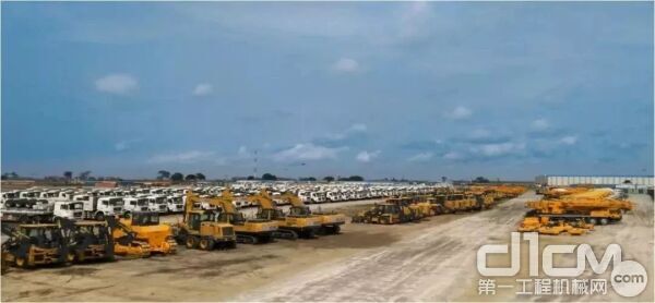 ▲尼日利亚炼油厂项目，徐工出口20多个产品种类，近千台设备