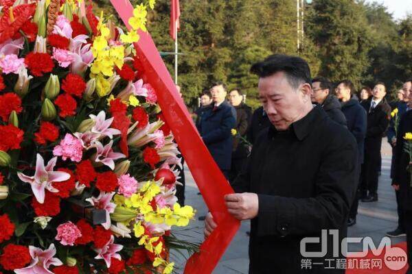 三一集团三万多名员工，向毛主席铜像敬献花篮与鲜花