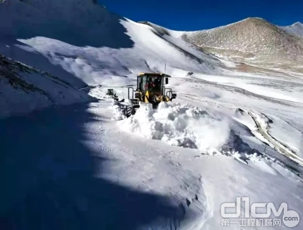 山推装载机清理积雪