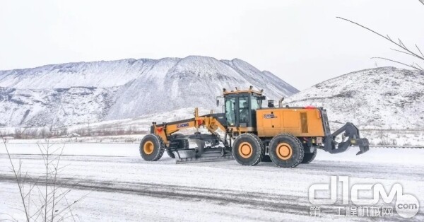 徐工平地机正在进行除雪工作