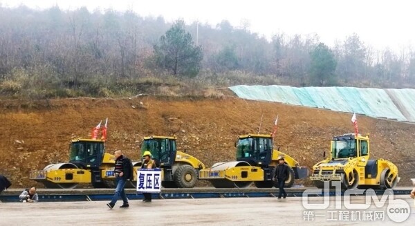 徐工成套道路机械助力贵黄高速建设