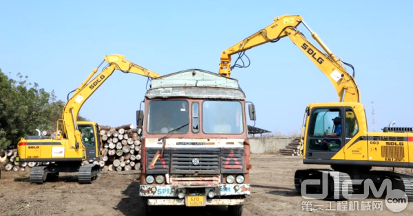 山东临工E6135Fi挖掘机印度施工