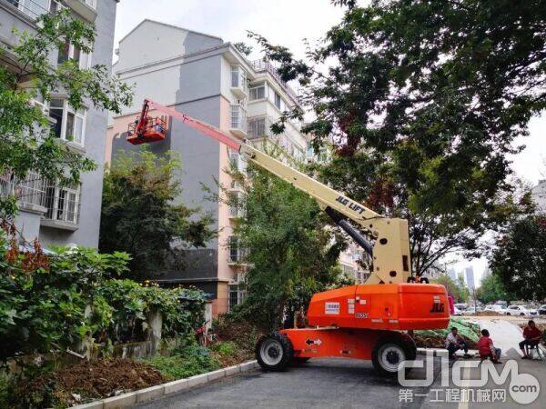 宏信建发高空作业平台助力城市老旧小区改造