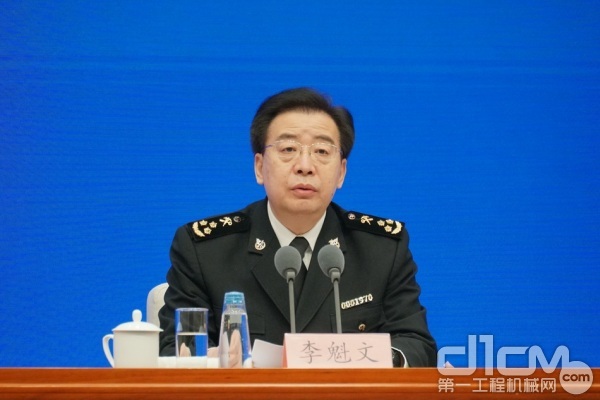 海关总署新闻发言人、统计分析司司长李魁文在发布会上。