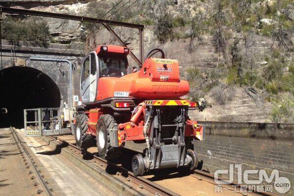 曼尼通铁路道路两用伸缩臂叉装车