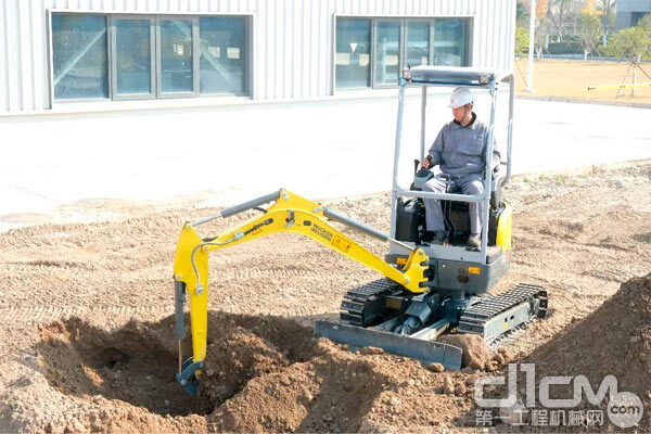 威克诺森EZ20挖掘机正在施工 