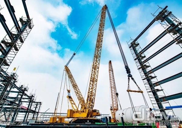 徐工第四台2000吨级履带起重机在连云港盛虹炼化一体化项目成功首吊
