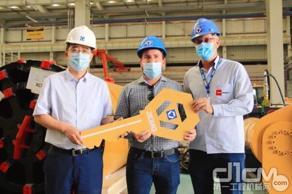徐工机械副总裁、徐工巴西董事长王岩松(左一)向客户交付顶管机“金钥匙”