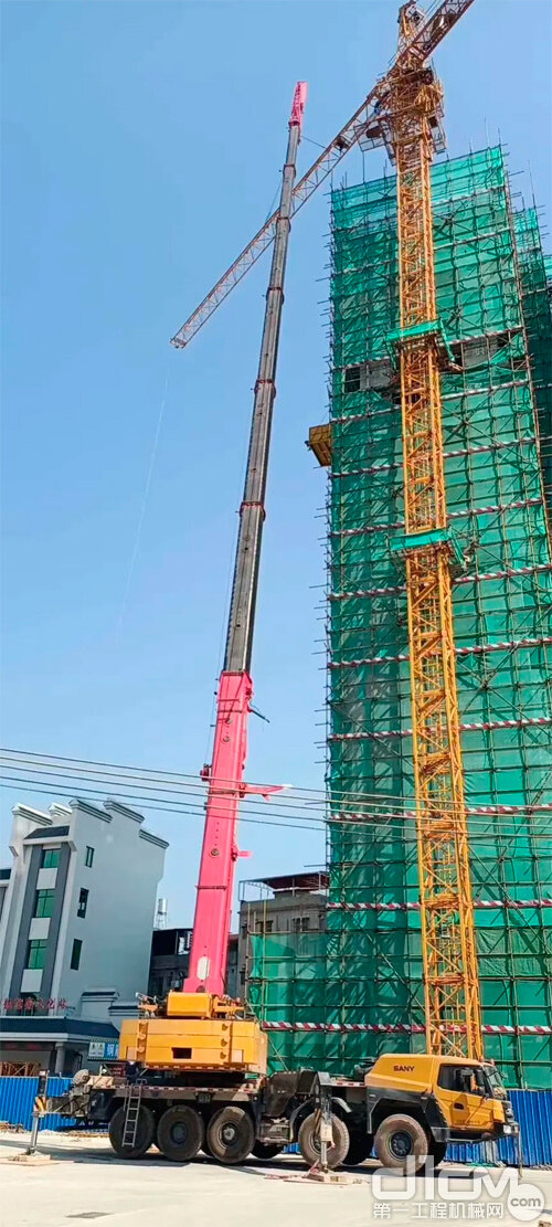 廖立新的叁一起重机正在施工