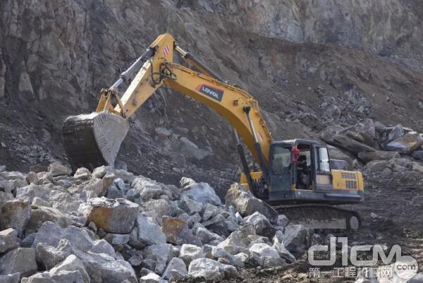 雷沃挖掘机赢得采石场业主口碑