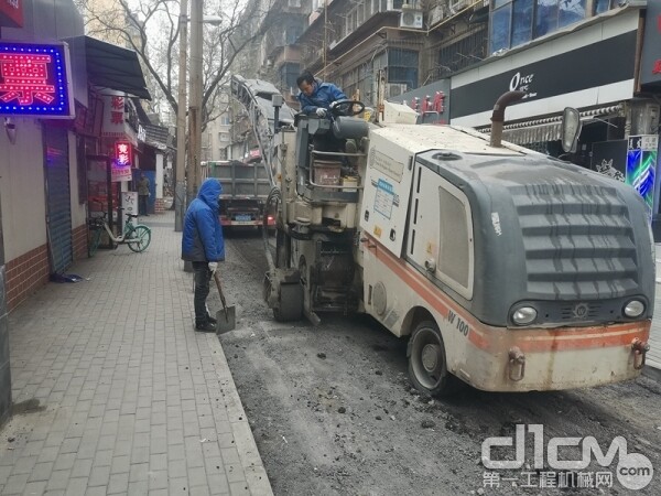 陕建机股份所属建设机械化工程公司的职工为老城区道路提升改造做年前冲刺