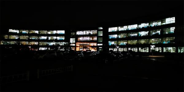 记者从园区门口拍摄的晚上10点的潍柴研发大楼 