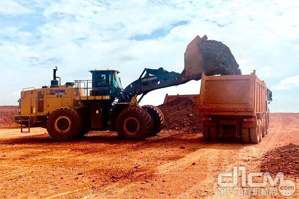 几内亚矿山再复购徐工大吨位装载机