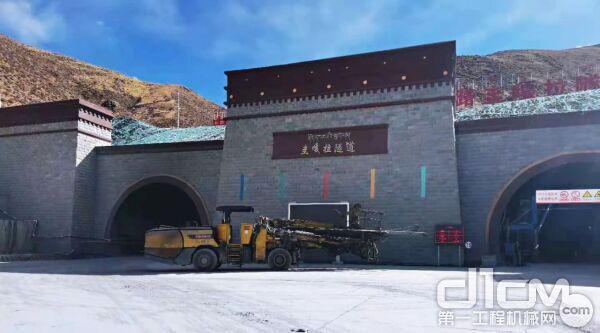 Boomer XL3D凿岩台车在圭嘎拉隧道入口