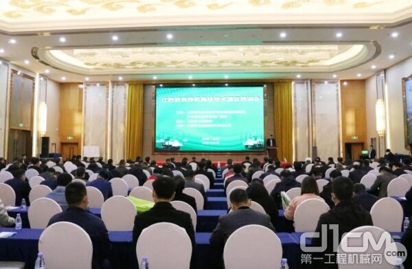 中联农机包办江西省有序机抛秧技术演示培训会