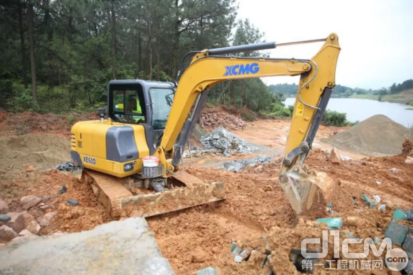 2019年10月，贺小刚购置了1台徐工6吨级挖掘机
