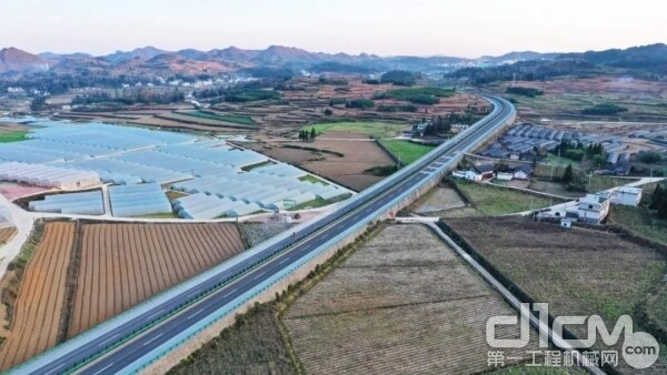 图∣贵州省公路局修建的扶贫公路连通村寨