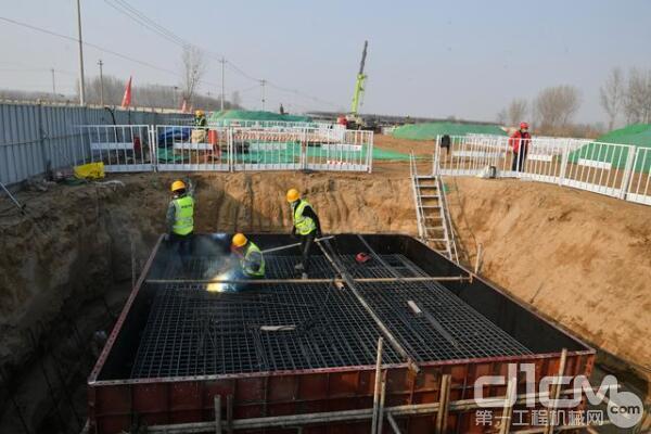2月25日，京雄高速公路(北京段)总包部八工区施工地现场，结束春节假期的建筑工人已经返工。