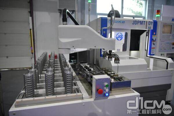2月25日，北京精雕科技集团有限公司展览区展出的精雕机床。