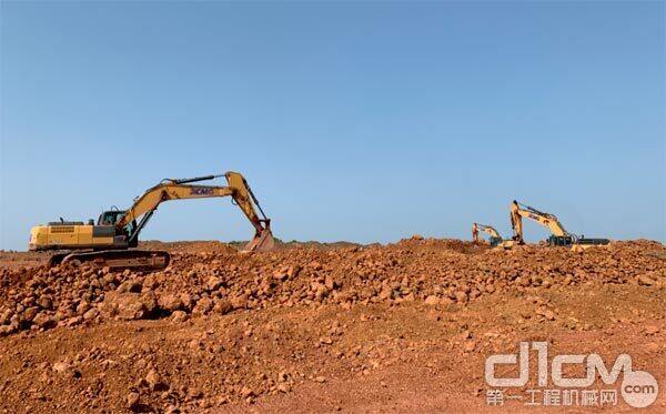 几内亚矿山上施工的徐工挖掘机 